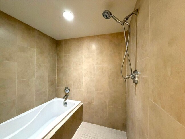 Building Photo - 2 Bedroom, 2 Bathroom, 2 Parking (Allure Waikiki)
