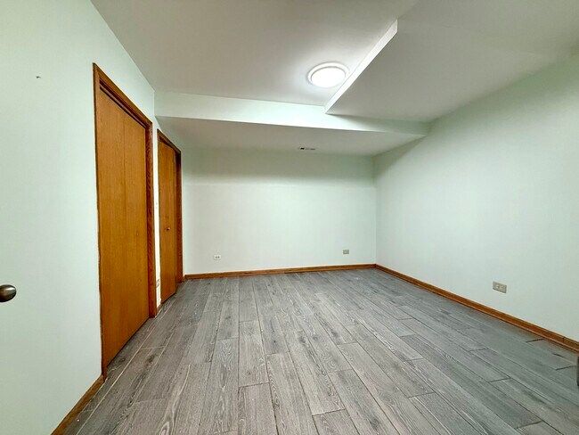 Building Photo - 2207 W Warren Blvd