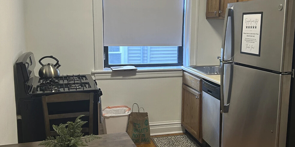 Building Photo - 1915 W Larchmont Ave