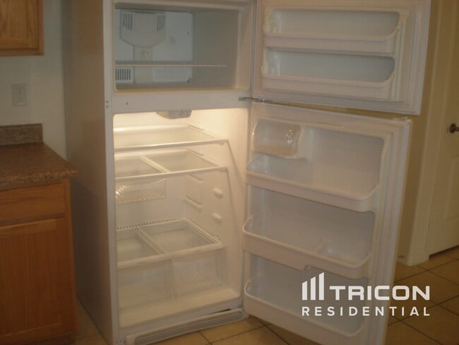 Building Photo - 15613 N Poppy St