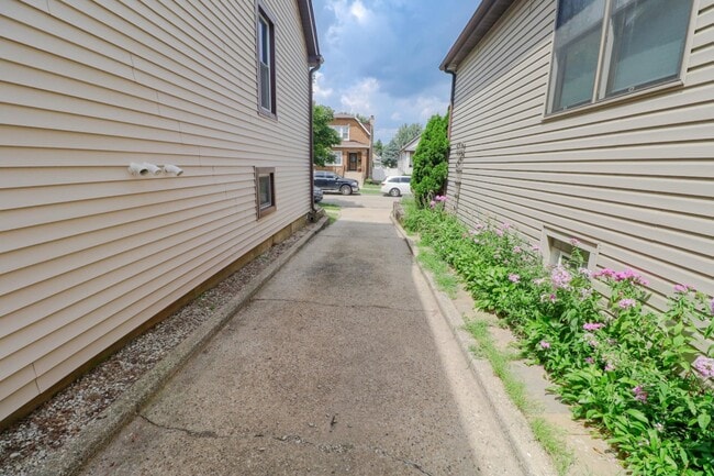 Building Photo - 6341 W Eddy St