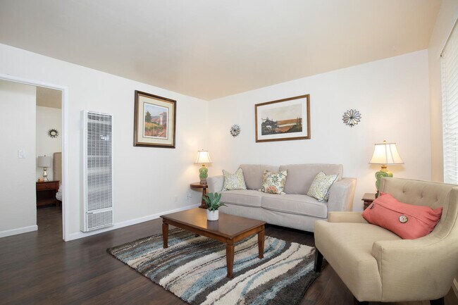 Building Photo - Dainty Apartments