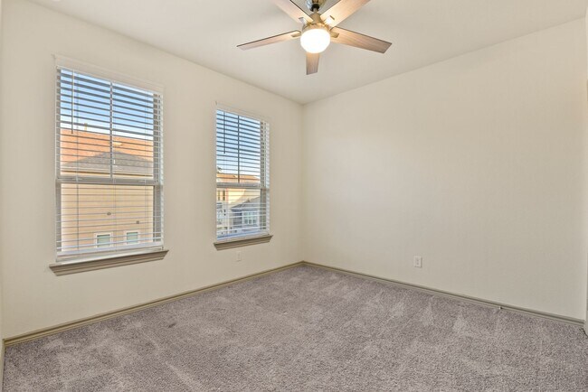 Building Photo - Spacious 4BR/3.5BA Home with In-Law Suite ...