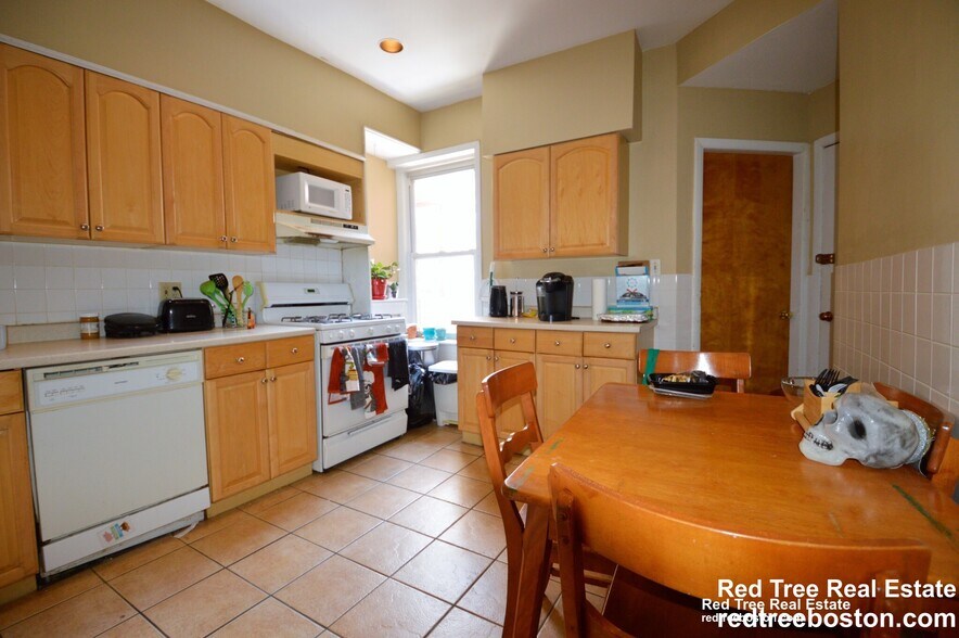 Building Photo - 10 Strathmore Rd