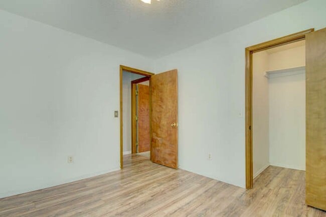 Building Photo - Great little modern and super clean home i...