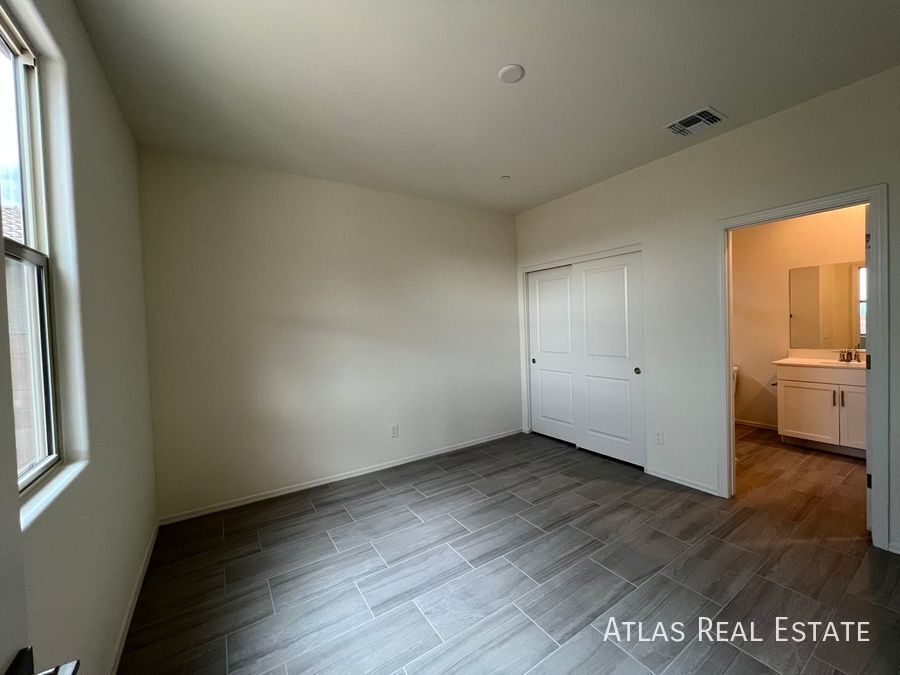 Building Photo - 13046 N Murray Dr