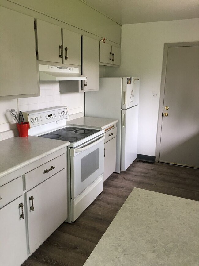 Building Photo - Space, Comfort & Convenience in One Great Home