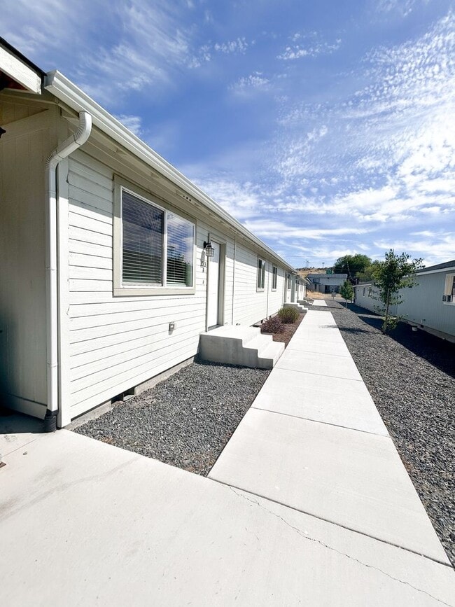 Building Photo - 3513 Chelsea St