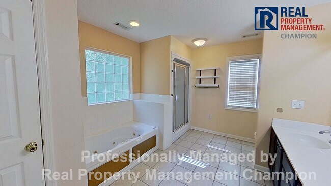 Building Photo - Spacious Home w/Community Access to Intra-...