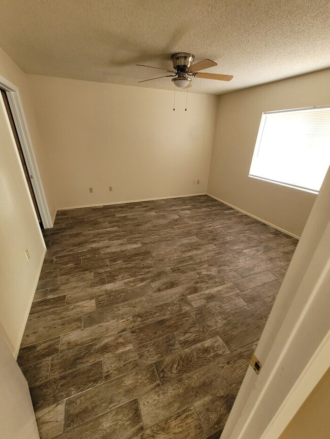 Building Photo - Great North Phoenix 2/2 with all new floor...