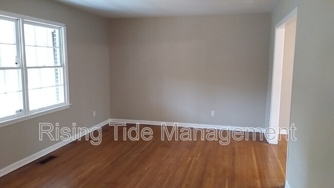 Building Photo - 628 16th Ave NW
