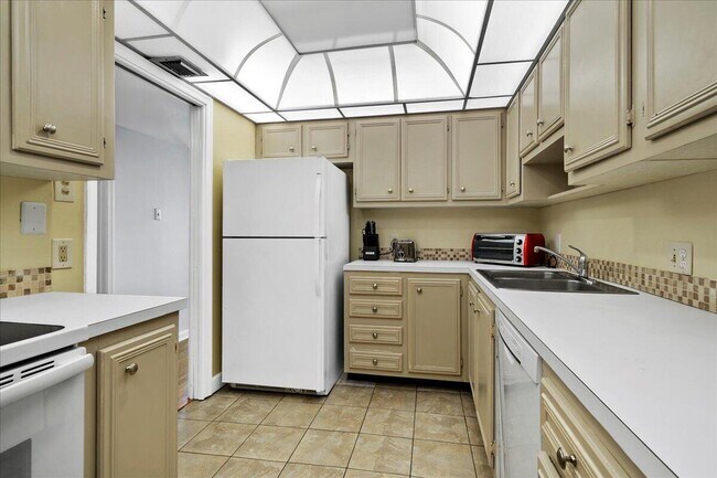 Building Photo - 5420 N Ocean Dr