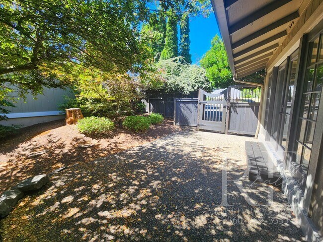 Building Photo - Meticulous 2-Bedroom with Courtyard