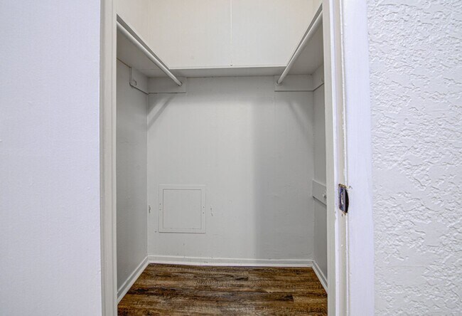 Building Photo - 1807 Briar Hill Dr