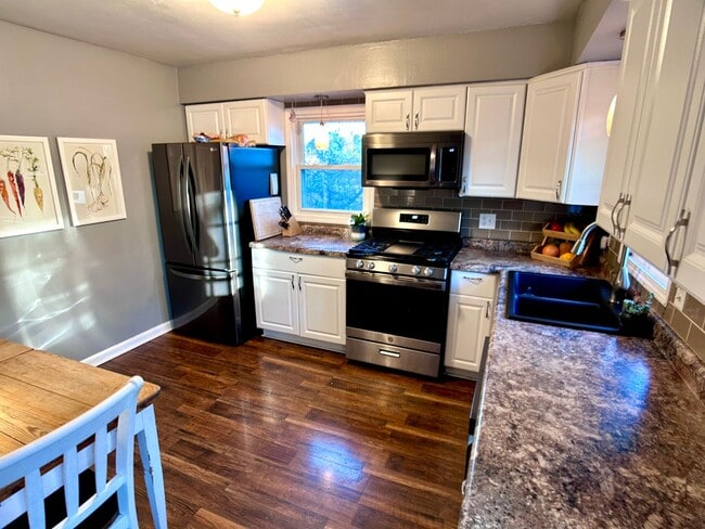 Building Photo - 3 bedroom Cape Cod