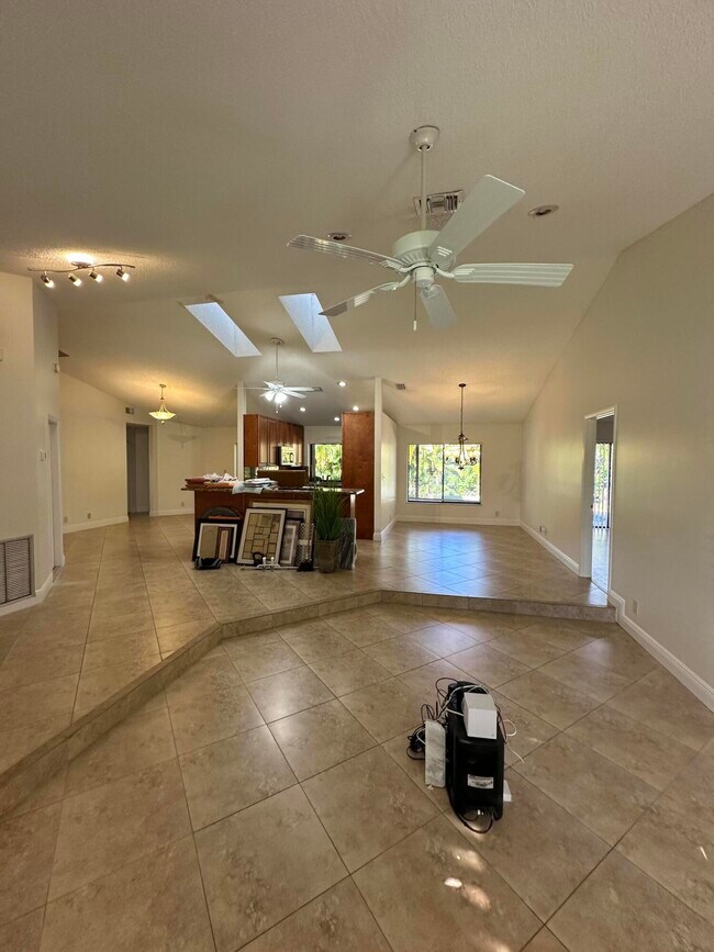 Building Photo - 7689 W Country Club Blvd