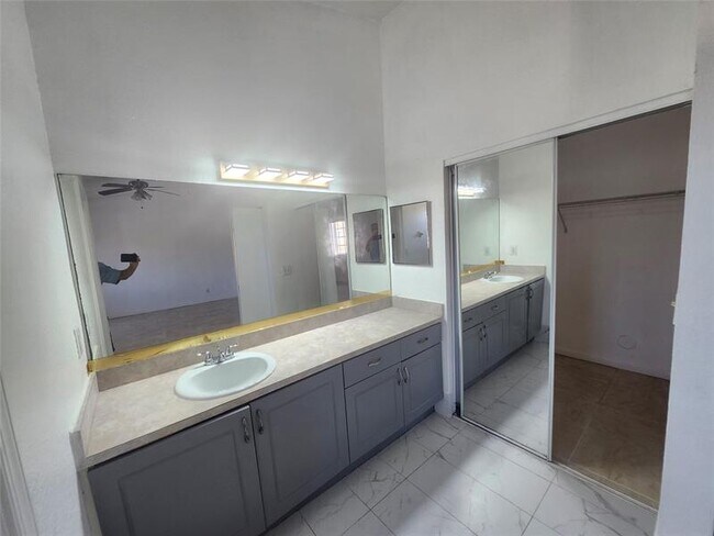 Building Photo - 8722 SW 21st Ct