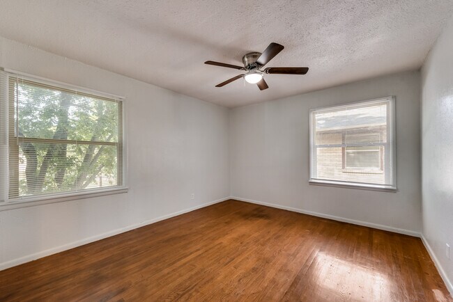 Building Photo - 307 W 4th St