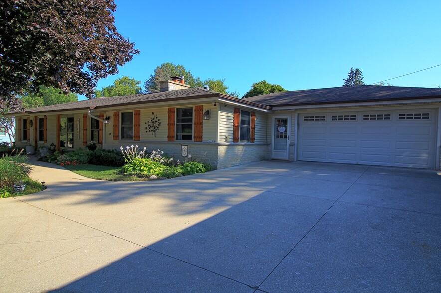 Building Photo - 12049 W Grange Ave