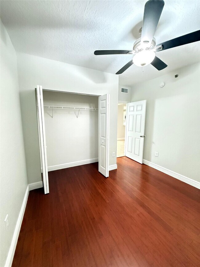 Building Photo - 2901 Riverside Dr