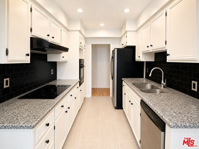 Building Photo - 5870 Green Valley Cir