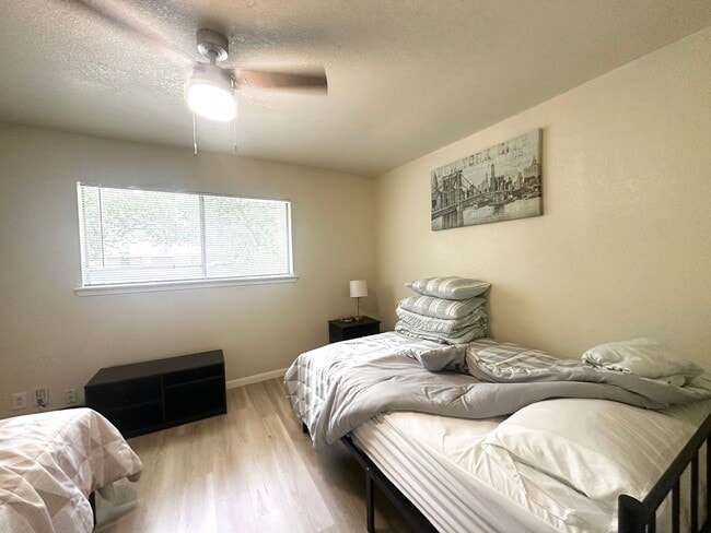 Building Photo - 2 bed 1 bath on Emerald Forest