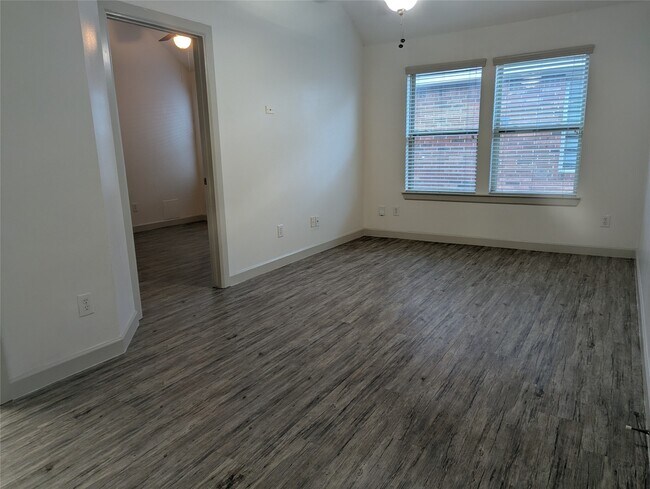 Building Photo - 3651 Raintree Village Dr