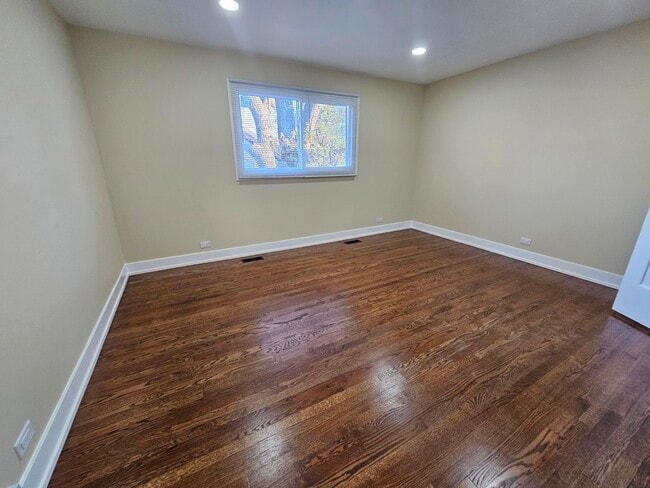 Building Photo - 1535 E Jane Ave