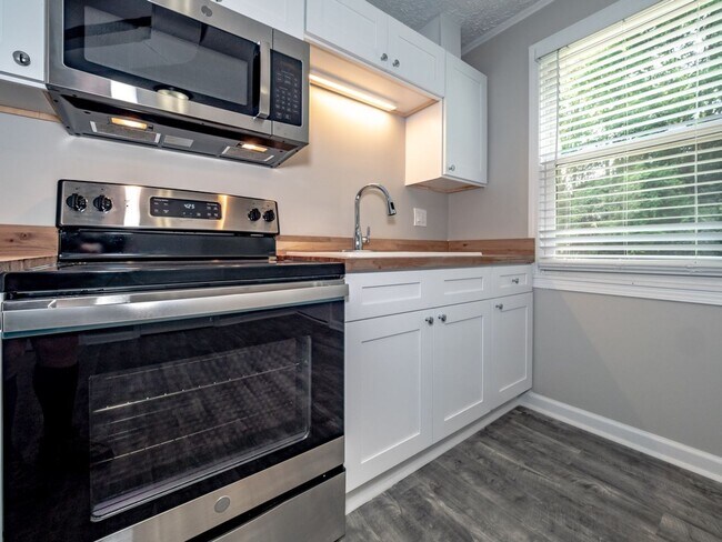 Building Photo - NEWLY RENOVATED DUPLEX UNIT
