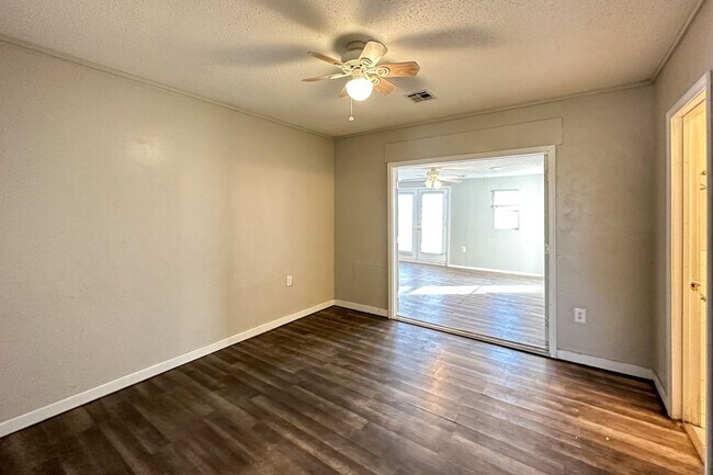 Building Photo - Beautiful 3 Bed 2 Bath in the Heart of OKC!