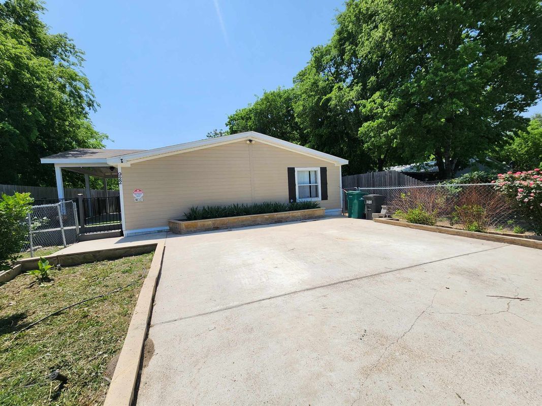 Building Photo - 922 Ashwood Dr