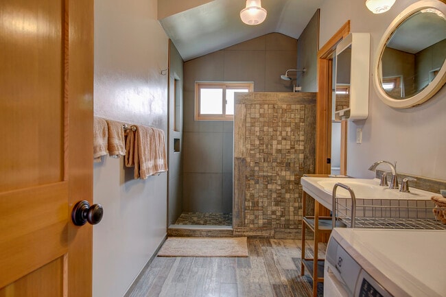 Building Photo - 5209 SE 60th Ave