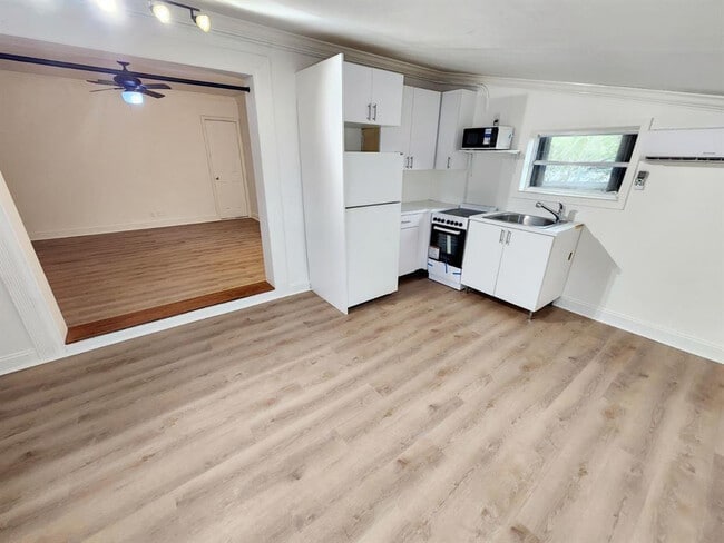 Building Photo - 701 SW 68th Terrace