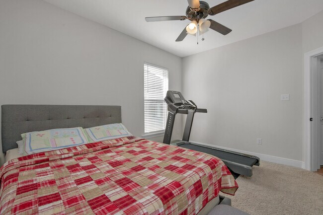Building Photo - 5718 Oak Hvn Ln