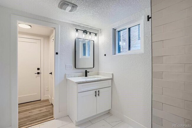 Building Photo - 1400 Perry St