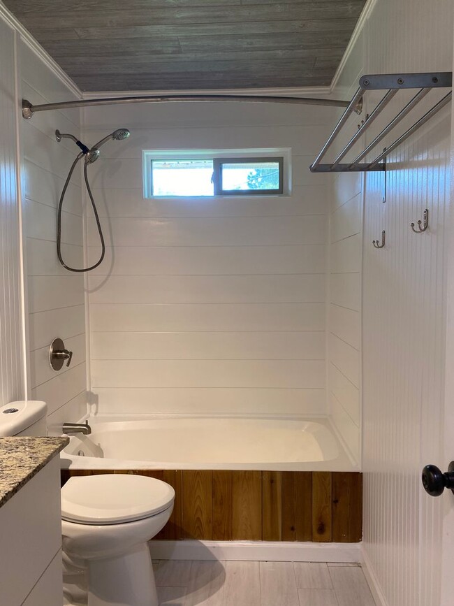Building Photo - Charming updated 2 Bedroom, 2 full bath ho...