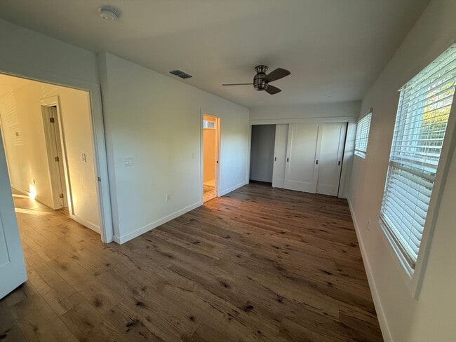 Building Photo - Beautifully Updated 2/2 Duplex - 4033 Miller Way