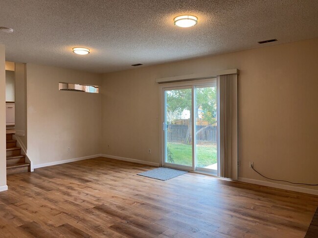 Building Photo - Spacious West-Side Tri-Level Home