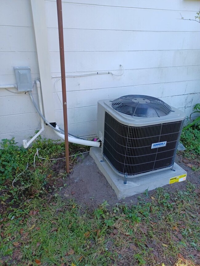 Building Photo - 649 W 11th St