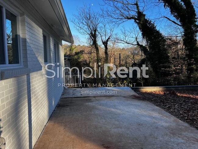 Building Photo - FULLY RENOVATED! 3 Bdrm / 1 Bath - 1st Month FREE with a 13 mo lease