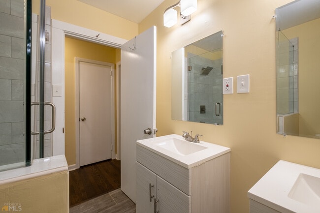 Building Photo - 2926 Gresham Rd S E