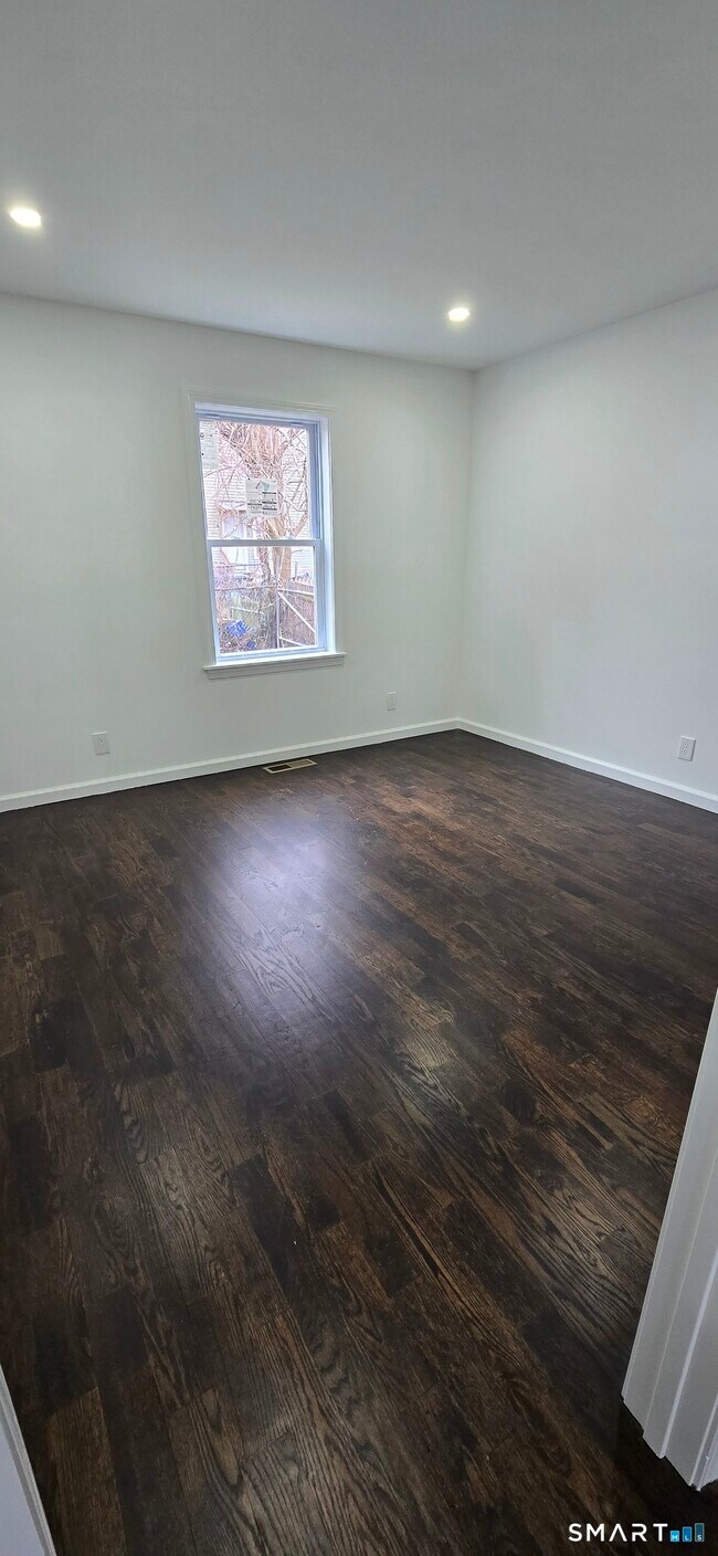 Building Photo - 438 Park St