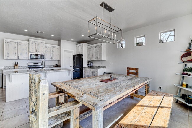 Building Photo - "Charming 3-Bedroom Retreat with 2 Baths and 2150 Sq. Ft. of Comfort in Santa Clara!"