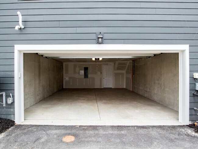 Building Photo - Luxury Townhome in the Heart of Cranberry Twp