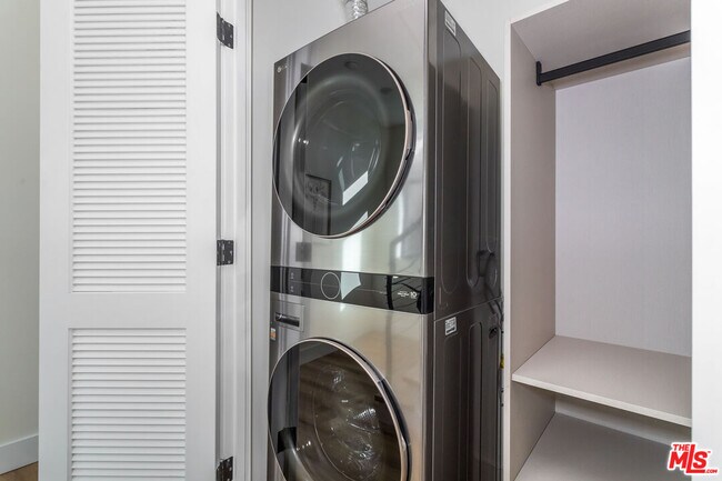 Building Photo - 1318 1/2 N Vista St