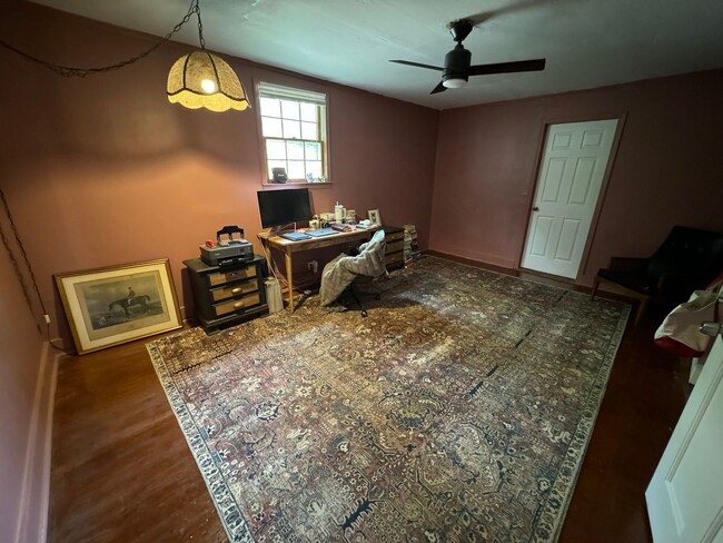 Building Photo - Updated 3bed/2bath House with Older Charm!