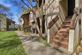 Building Photo - Beautifully Updated Condo with High-End Finishes Throughout