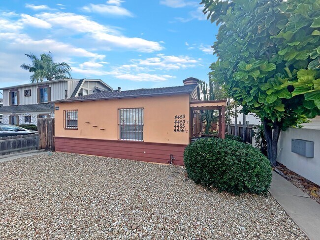 Building Photo - Renovated 1B/1BA w/ Walk-In Closet & On-Si...