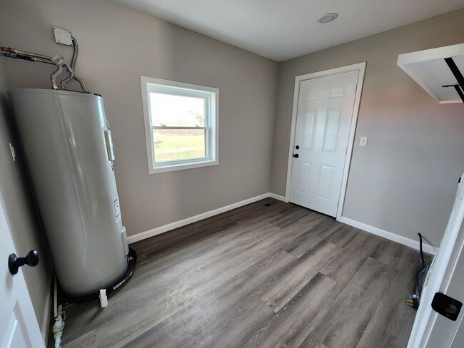 Building Photo - Spacious 3-Bedroom, 2-Bathroom Home AVAILABLE NOW!!