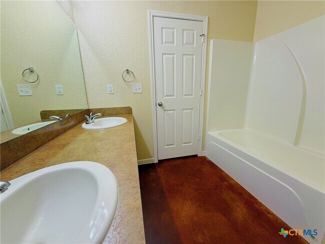 Building Photo - 941 Pinewood Dr
